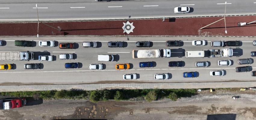 43 ilin geçiş noktası 'kilit kavşak'ta bayram trafiği havadan görüntülendi: Araçlar adım adım ilerledi