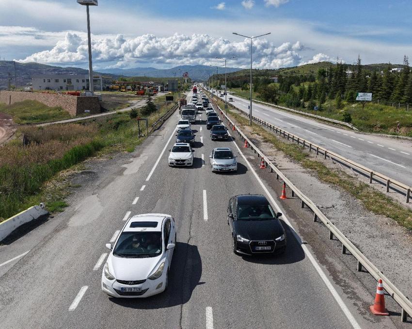 43 ilin geçiş noktası 'kilit kavşak'ta bayram trafiği havadan görüntülendi: Araçlar adım adım ilerledi
