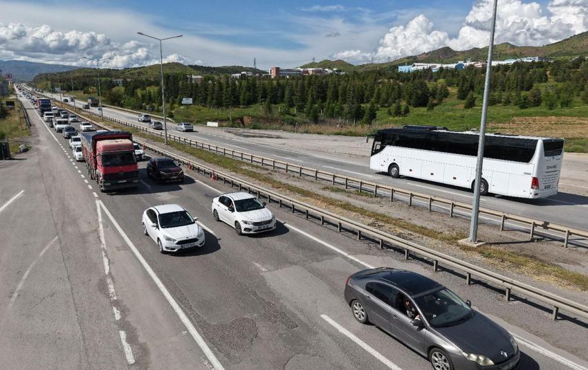 43 ilin geçiş noktası 'kilit kavşak'ta bayram trafiği havadan görüntülendi: Araçlar adım adım ilerledi