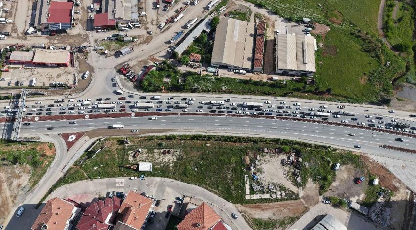 43 ilin geçiş noktası 'kilit kavşak'ta bayram trafiği havadan görüntülendi: Araçlar adım adım ilerledi