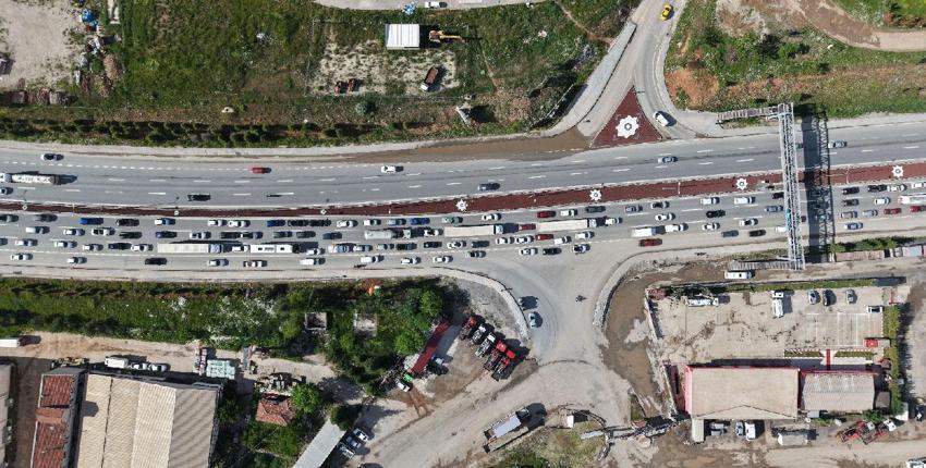 43 ilin geçiş noktası 'kilit kavşak'ta bayram trafiği havadan görüntülendi: Araçlar adım adım ilerledi