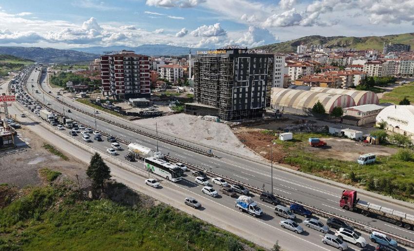 43 ilin geçiş noktası 'kilit kavşak'ta bayram trafiği havadan görüntülendi: Araçlar adım adım ilerledi