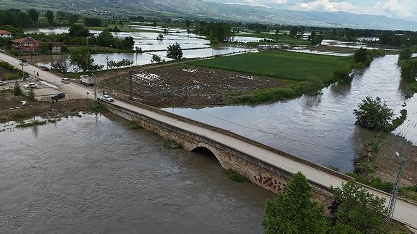 TOKAT SON DAKİKA HABER | Almus Barajı'nda su tahliye ediliyor: Yeşilırmak taştı araziler su altında kaldı