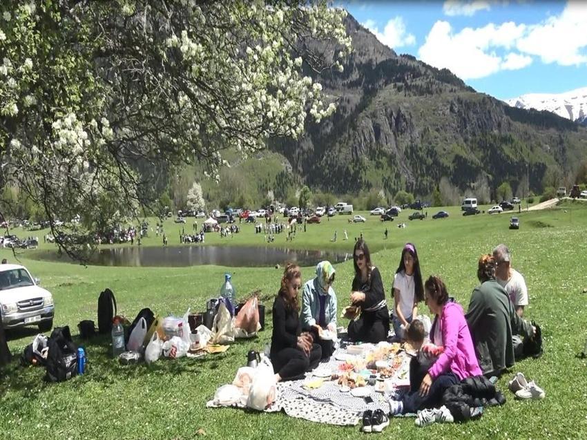 Sadece 2 ay ortaya çıkıyor: Artvin'de geçici doğa harikasına akın ediyorlar
