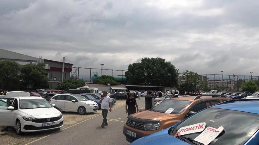 Bayrama sayılı günler kala Bursa oto pazarına vatandaşlar akın etti