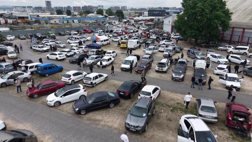 Bayrama sayılı günler kala Bursa oto pazarına vatandaşlar akın etti