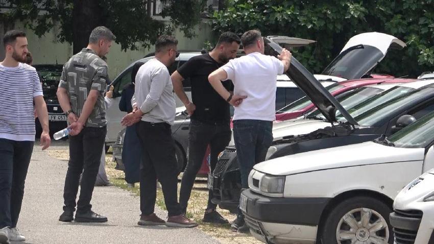 Bayrama sayılı günler kala Bursa oto pazarına vatandaşlar akın etti