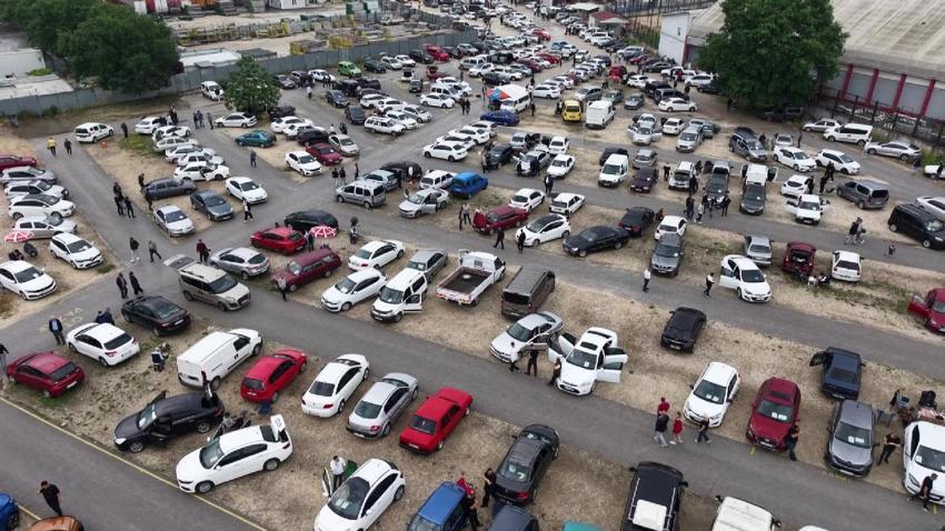 Bayrama sayılı günler kala Bursa oto pazarına vatandaşlar akın etti