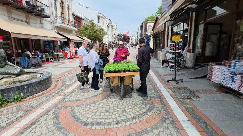 Edirne Saraçhane Caddesi'ne fesleğen kokusu yayıldı