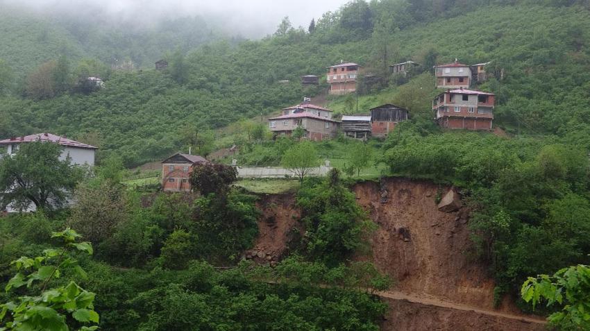 Bulancak'ta heyelan tehlikesi! Risk altındaki evler boşaltıldı yollar kapatıldı