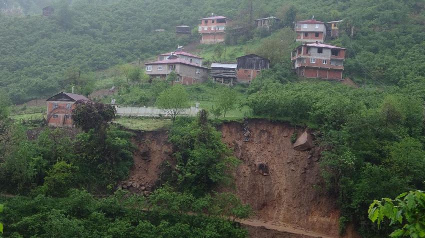 Bulancak'ta heyelan tehlikesi! Risk altındaki evler boşaltıldı yollar kapatıldı