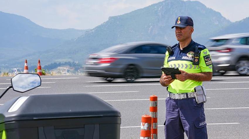 İzmir'de Otoyol Jandarması görev başında! Yoğun trafikte sürücülere ikramda bulundular