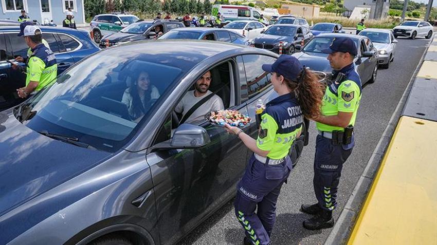 İzmir'de Otoyol Jandarması görev başında! Yoğun trafikte sürücülere ikramda bulundular