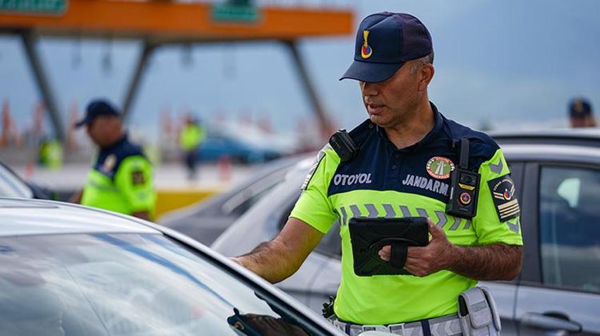 İzmir'de Otoyol Jandarması görev başında! Yoğun trafikte sürücülere ikramda bulundular