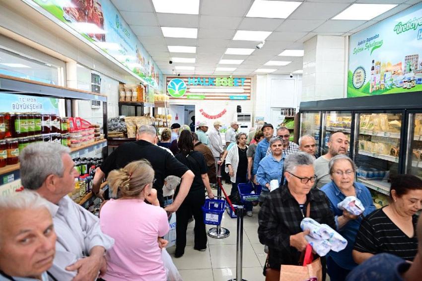 Ucuz et Aydın’da kuyruk oluşturdu! Yüzde 20 indirime vatandaşlar yoğun ilgi gösterdi