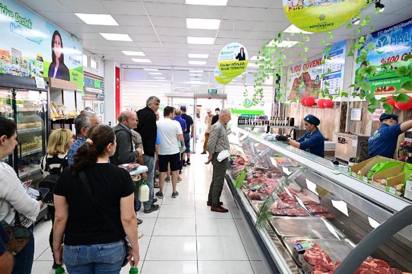 Ucuz et Aydın’da kuyruk oluşturdu! Yüzde 20 indirime vatandaşlar yoğun ilgi gösterdi