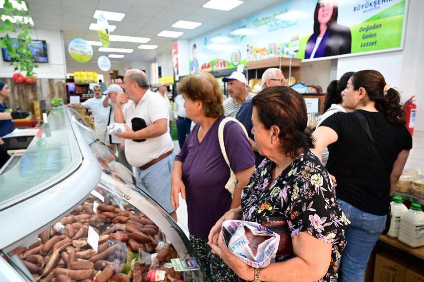 Ucuz et Aydın’da kuyruk oluşturdu! Yüzde 20 indirime vatandaşlar yoğun ilgi gösterdi