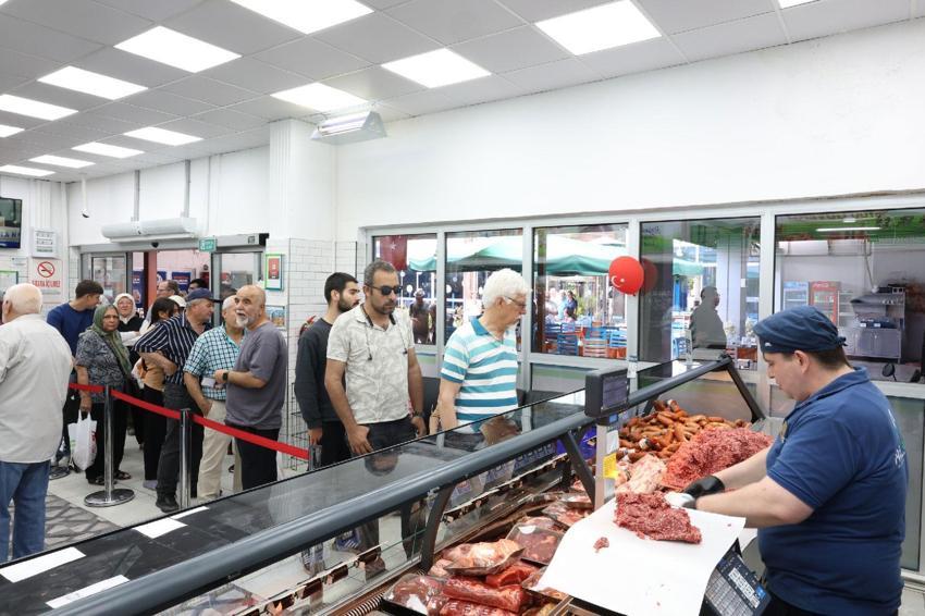 Ucuz et Aydın’da kuyruk oluşturdu! Yüzde 20 indirime vatandaşlar yoğun ilgi gösterdi