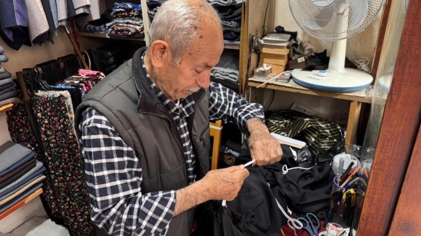 Giyen bir daha kot pantolon giymiyor: İğneyle kuyu kazarak ata mirasını yaşatıyorlar!