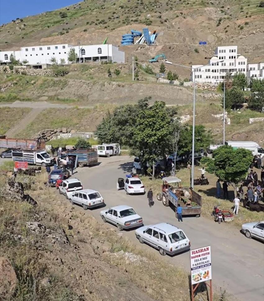 Diyarbakır'da kurban skandalı: Tarihi köprünün dibine pazar kurdular
