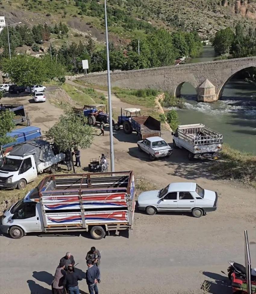 Diyarbakır'da kurban skandalı: Tarihi köprünün dibine pazar kurdular