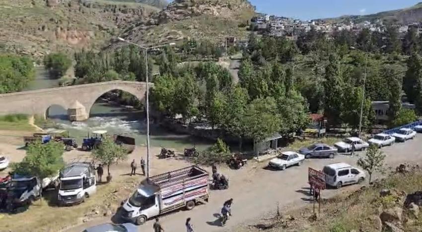 Diyarbakır'da kurban skandalı: Tarihi köprünün dibine pazar kurdular