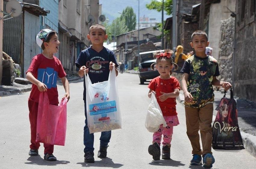 Bu gelenek sadece orada yaşatılıyor! Bayram arifesinde ellerine poşet alan çocuklar sokaklara döküldü