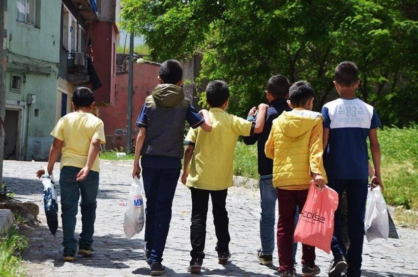 Bu gelenek sadece orada yaşatılıyor! Bayram arifesinde ellerine poşet alan çocuklar sokaklara döküldü