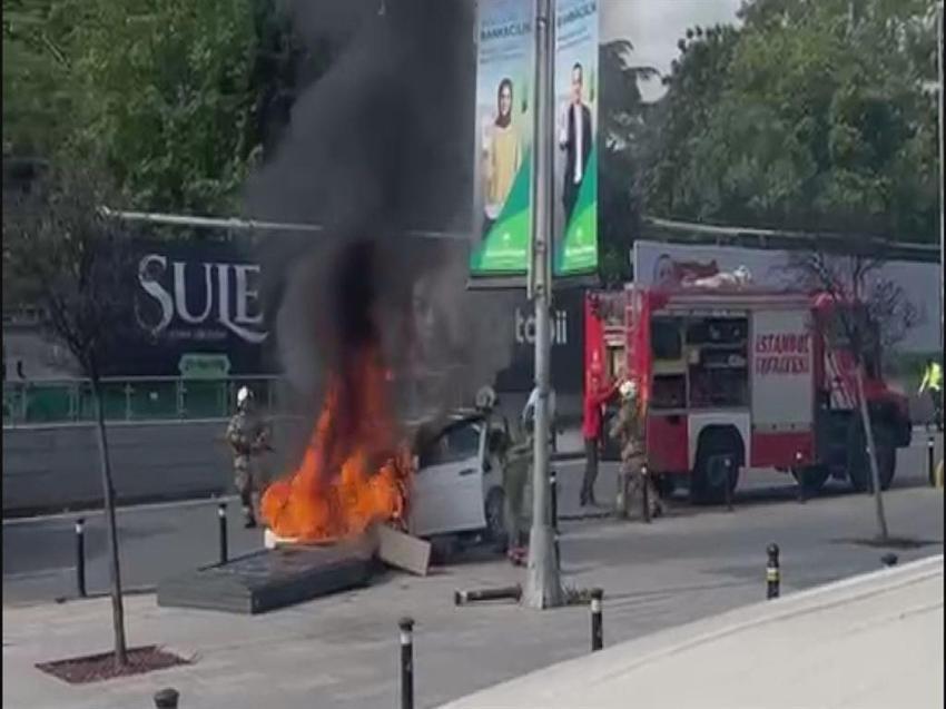 Şişli'de unutkan şoför trafiği birbirine kattı: Otomobil seyir halinde alev aldı