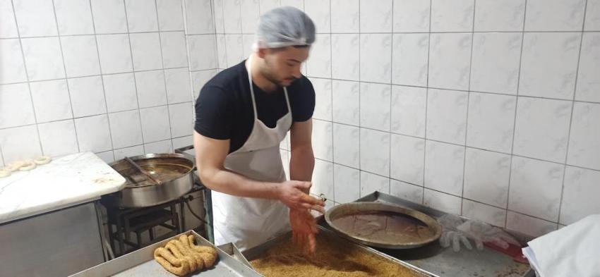 Zonguldak'ta asırlık fırında ustalar bayram siparişlerine yetişemiyor: Meşe odunu ateşinde pişiyor, euro ile yarışıyor!