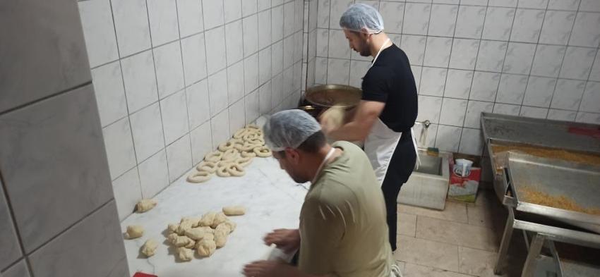 Zonguldak'ta asırlık fırında ustalar bayram siparişlerine yetişemiyor: Meşe odunu ateşinde pişiyor, euro ile yarışıyor!