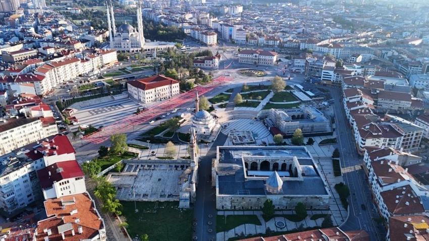 Sivas'ta bayram sabahında gözler onlardaydı: Tarihi camiye geldiler