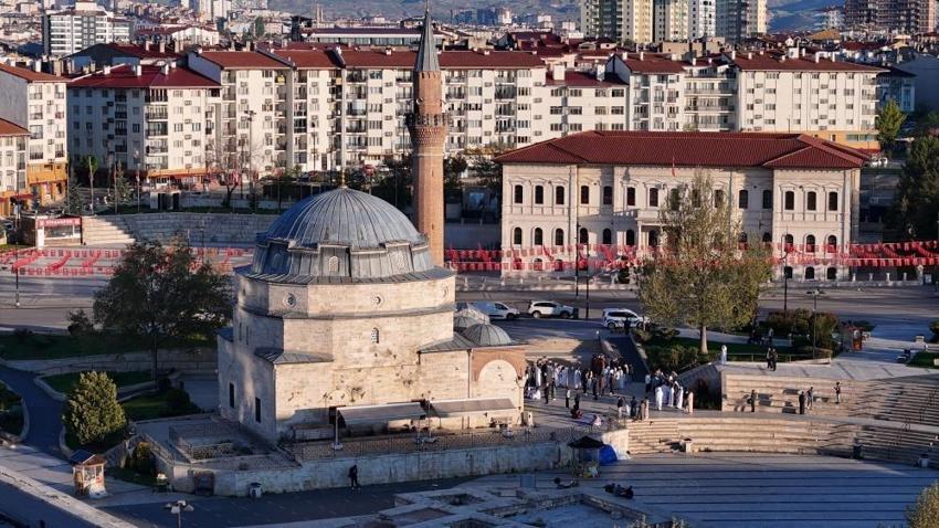 Sivas'ta bayram sabahında gözler onlardaydı: Tarihi camiye geldiler