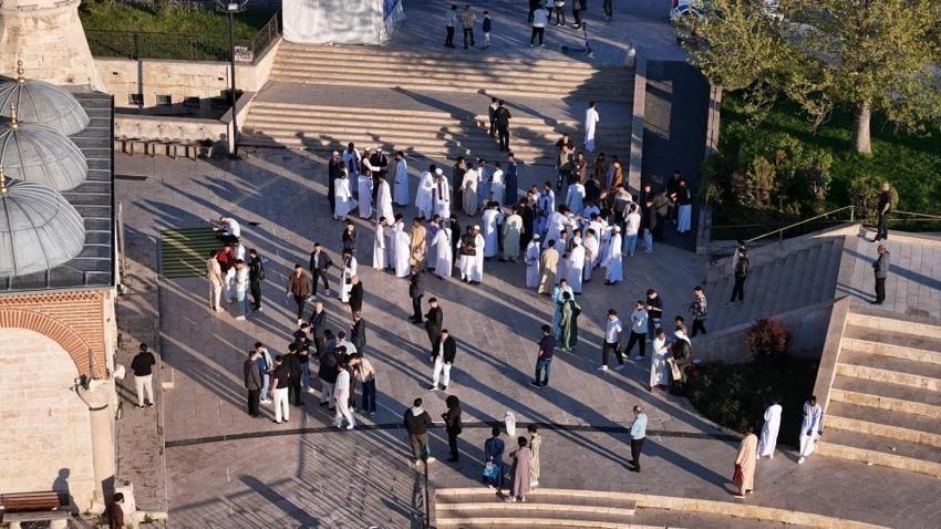 Sivas'ta bayram sabahında gözler onlardaydı: Tarihi camiye geldiler
