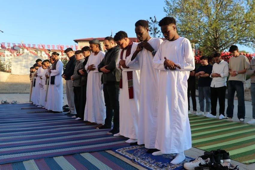 Sivas'ta bayram sabahında gözler onlardaydı: Tarihi camiye geldiler