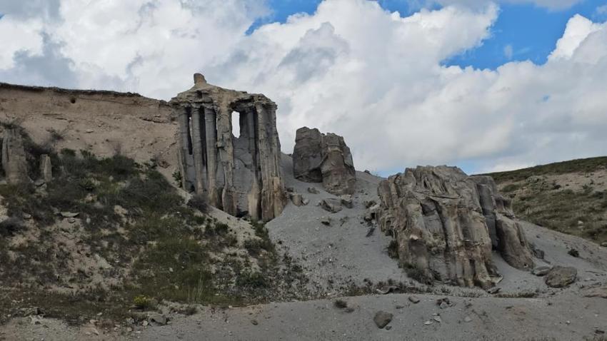 Bitlis'te inşaat için kum alınırken bulundu! Suların çekilmesiyle gün yüzüne çıktı: Ziyaretçi akınına uğruyor