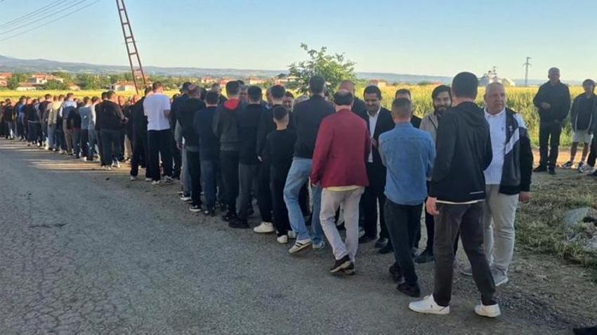 Edirne'de asırlık gelenek bozulmadı: Yüzlerce kişi sıraya girdi, uzun kuyruklar oluştu