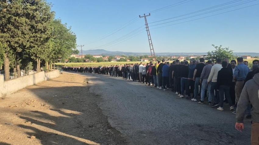 Edirne'de asırlık gelenek bozulmadı: Yüzlerce kişi sıraya girdi, uzun kuyruklar oluştu