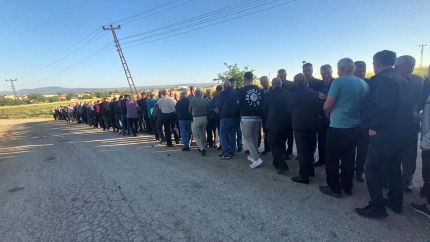 Edirne'de asırlık gelenek bozulmadı: Yüzlerce kişi sıraya girdi, uzun kuyruklar oluştu