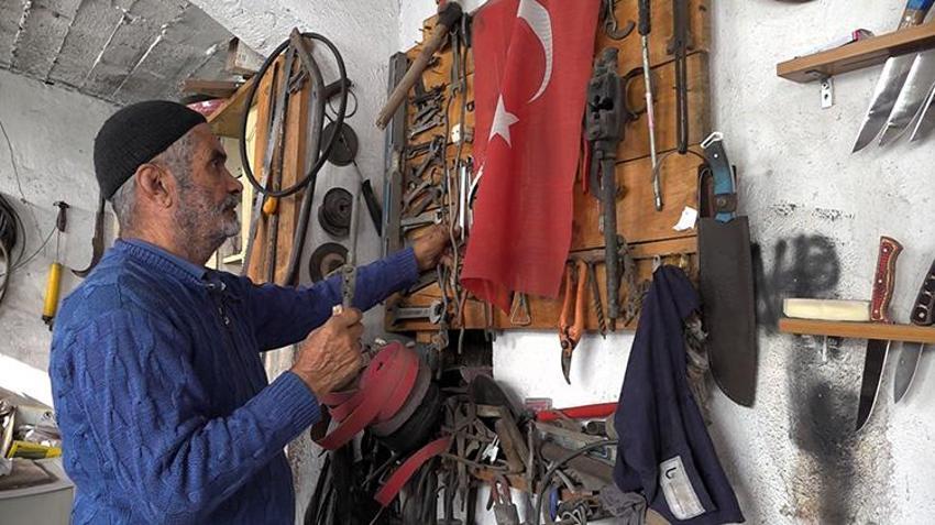 Osmaniye'de tek odalı atölyede üretiyor: 67 yıldır örs başındaki İsmail ustanın el yapımı bıçakları kapış kapış gidiyor