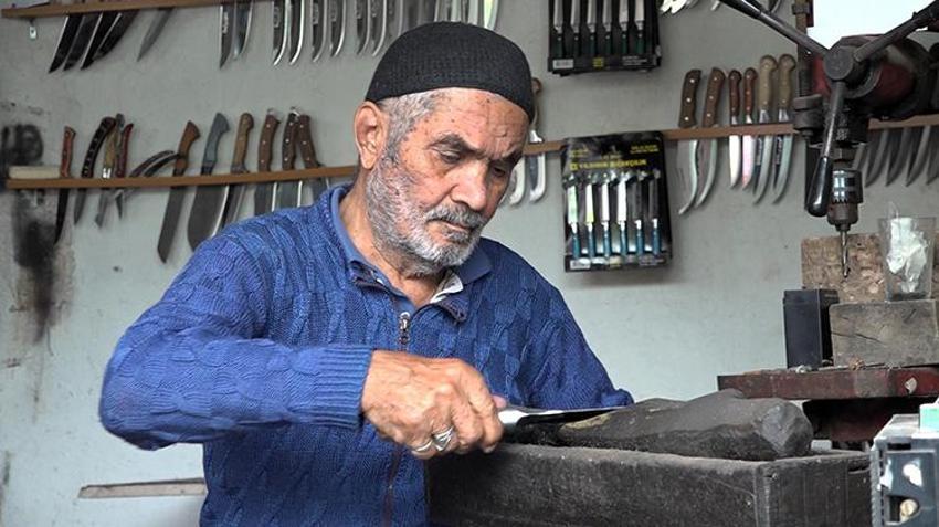 Osmaniye'de tek odalı atölyede üretiyor: 67 yıldır örs başındaki İsmail ustanın el yapımı bıçakları kapış kapış gidiyor