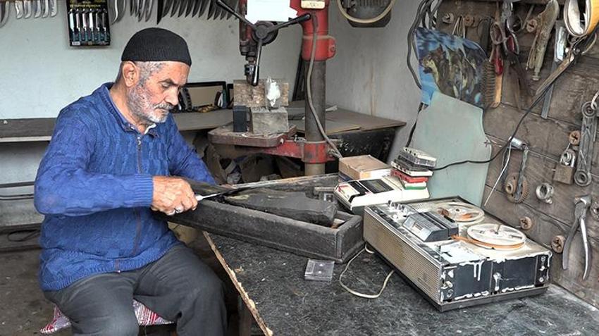 Osmaniye'de tek odalı atölyede üretiyor: 67 yıldır örs başındaki İsmail ustanın el yapımı bıçakları kapış kapış gidiyor