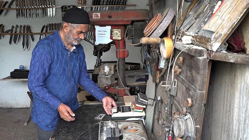 Osmaniye'de tek odalı atölyede üretiyor: 67 yıldır örs başındaki İsmail ustanın el yapımı bıçakları kapış kapış gidiyor