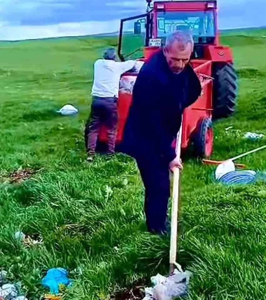 Karslı 3 muhtar bir araya geldi, traktörle çöp topladı!