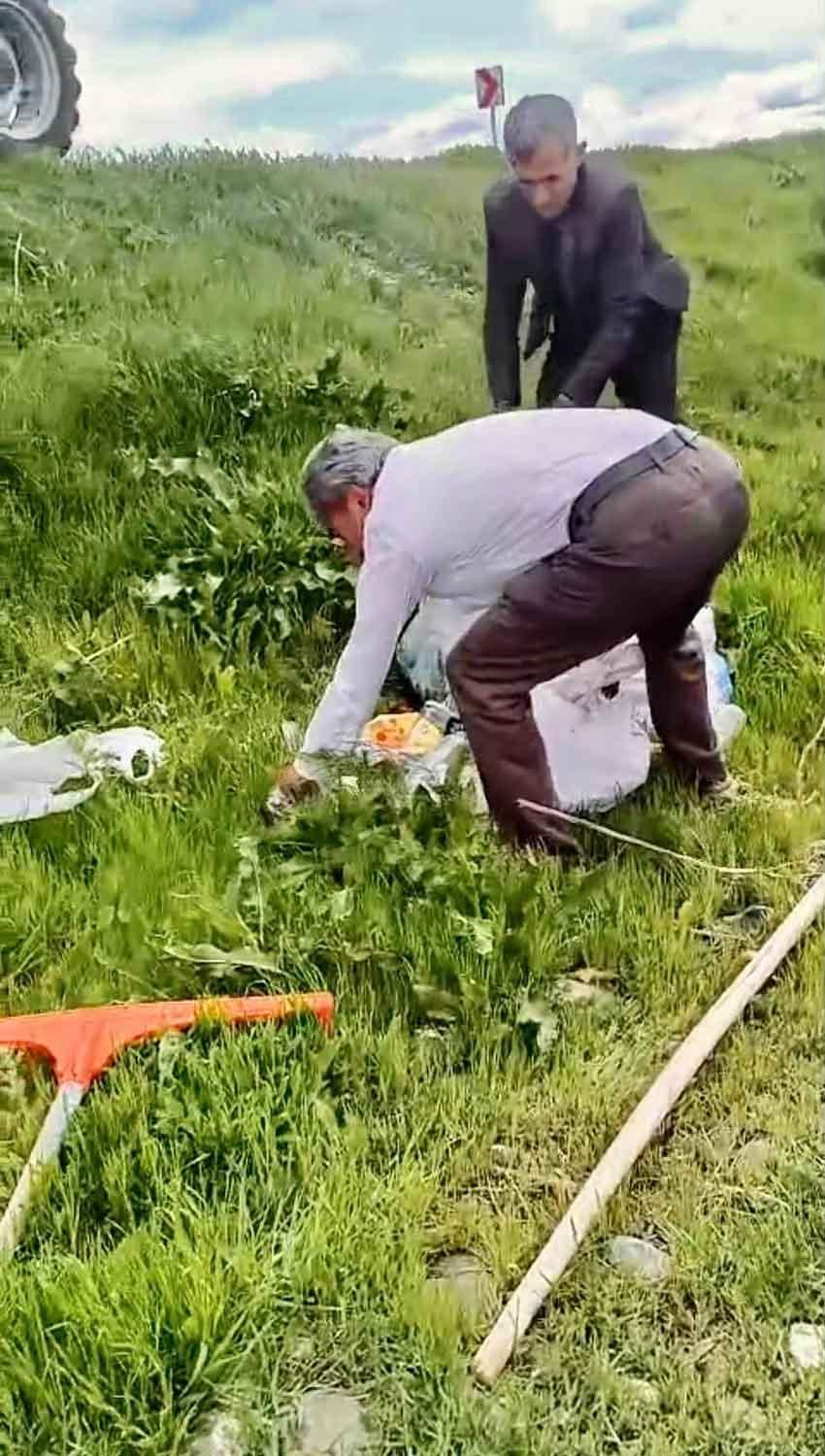 Karslı 3 muhtar bir araya geldi, traktörle çöp topladı!