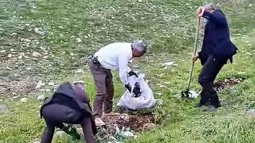 Karslı 3 muhtar bir araya geldi, traktörle çöp topladı!
