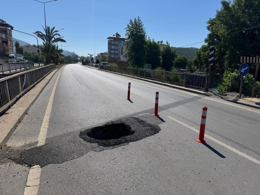 Mersin-Antalya karayolunda göçük oluştu! Yol trafiğe kapatıldı