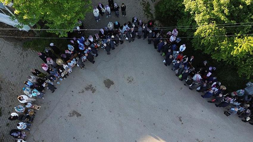 Bilecik'te 700 yıllık bayram geleneği! Nüfusu 15 katına çıktı! Gurbetçiler akın etti, köy meydanı doldu taştı: Şeker poşetini alan o halkaya koştu