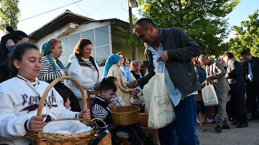 Bilecik'te 700 yıllık bayram geleneği! Nüfusu 15 katına çıktı! Gurbetçiler akın etti, köy meydanı doldu taştı: Şeker poşetini alan o halkaya koştu