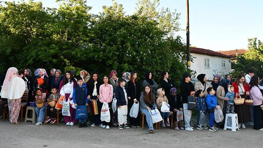 Bilecik'te 700 yıllık bayram geleneği! Nüfusu 15 katına çıktı! Gurbetçiler akın etti, köy meydanı doldu taştı: Şeker poşetini alan o halkaya koştu